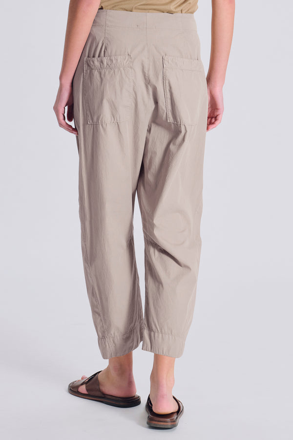 Pantalone comfort fit in tela di cotone con tasche a toppa dul retro | 1017.CFDTRCN231.21