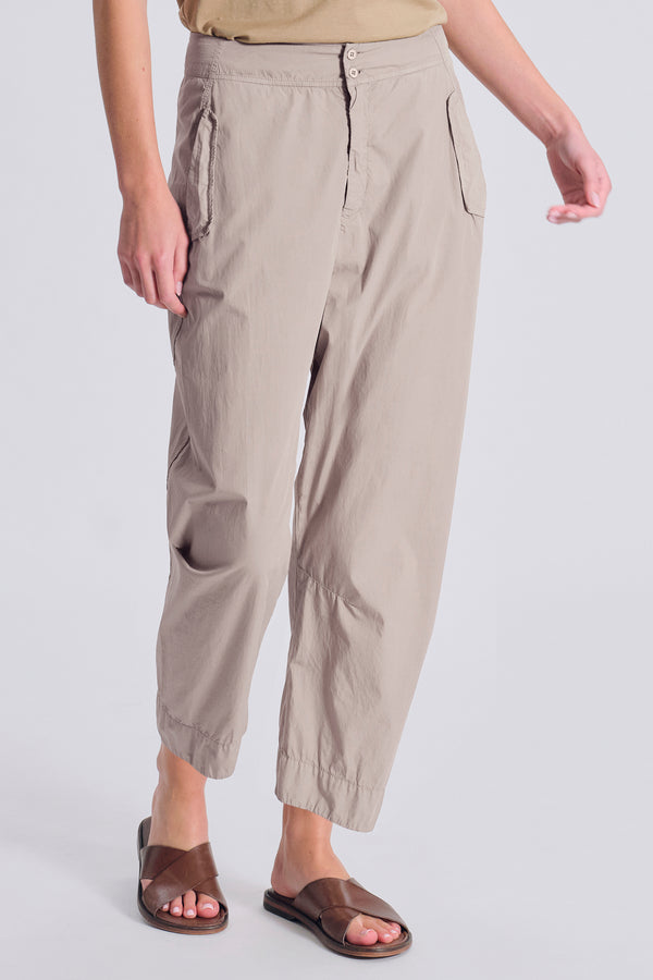 Pantalone comfort fit in tela di cotone con tasche a toppa dul retro | 1017.CFDTRCN231.21