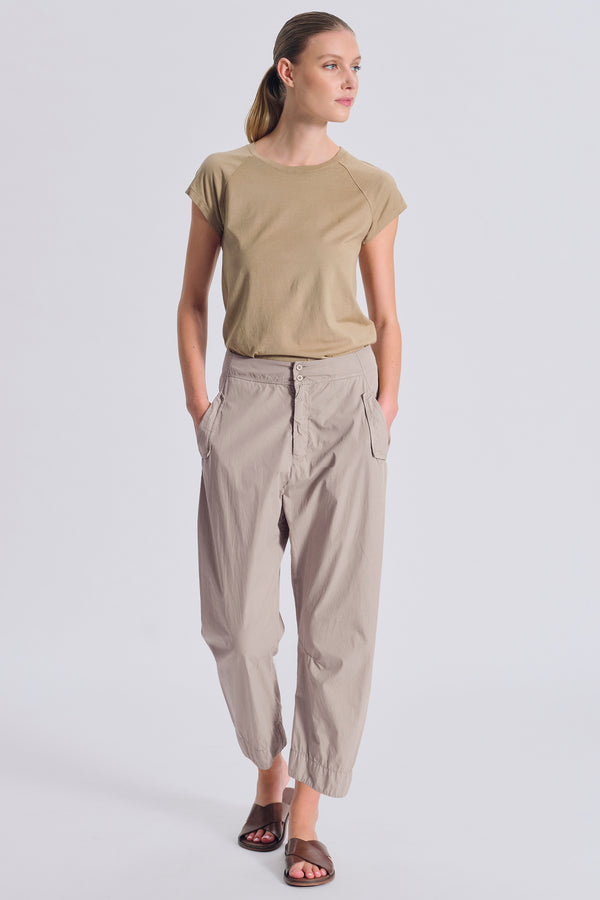 Pantalone comfort fit in tela di cotone con tasche a toppa dul retro | 1017.CFDTRCN231.21