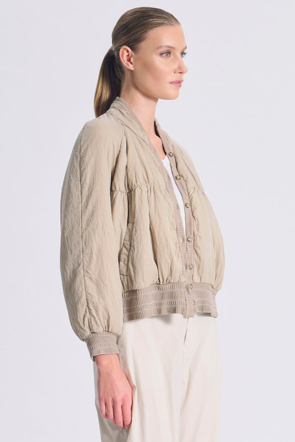 Blouson rembourré en soie mélangée avec applications en maille et fronces sur le devant et au dos | 1017.CFDTRCV318.02