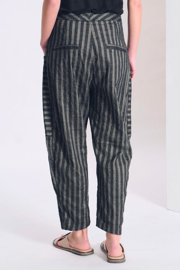 Pantalone ampio cavallo basso in cotone e lino stretch a righe con grandi tasche a toppa sul davanti | 1017.CFDTRCX332.10