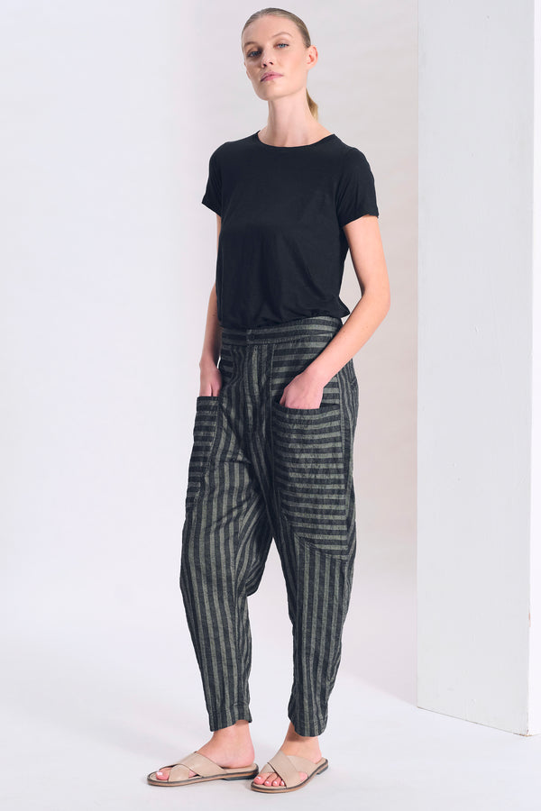 Pantalone ampio cavallo basso in cotone e lino stretch a righe con grandi tasche a toppa sul davanti | 1017.CFDTRCX332.10