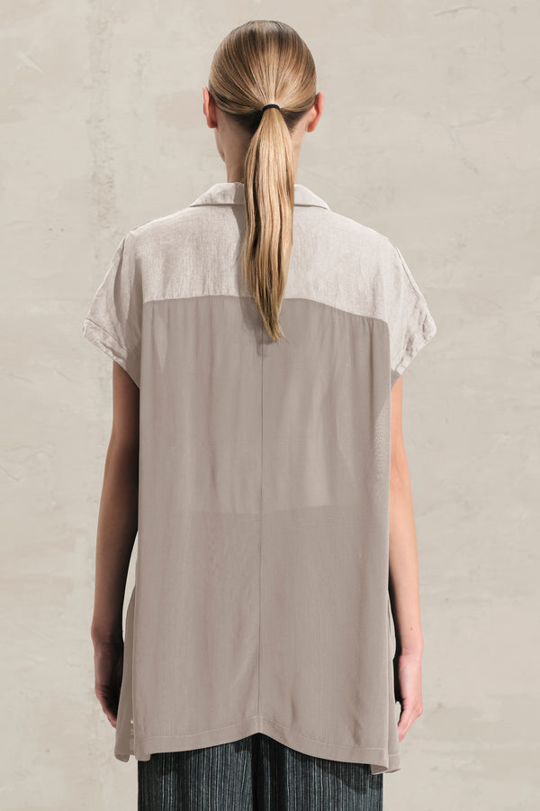 Oversize-Bluse im Polo-Stil mit Flügelärmeln aus Leinen mit Einsätzen aus Viskose-Voile | 1018.CFDTRDB112.02