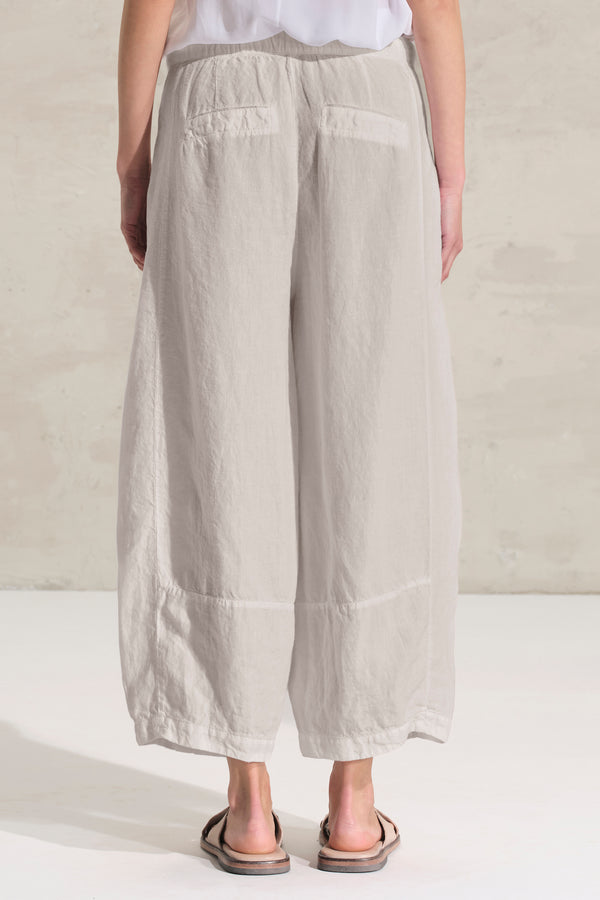 Cropped-Hose mit weit geschnittenem Bein aus Leinen mit Falten am Saum. Elastischer Bund hinten | 1018.CFDTRDB114.02