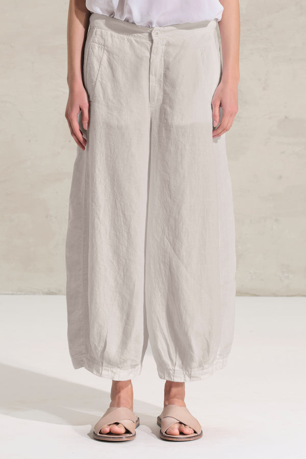Cropped-Hose mit weit geschnittenem Bein aus Leinen mit Falten am Saum. Elastischer Bund hinten | 1018.CFDTRDB114.02