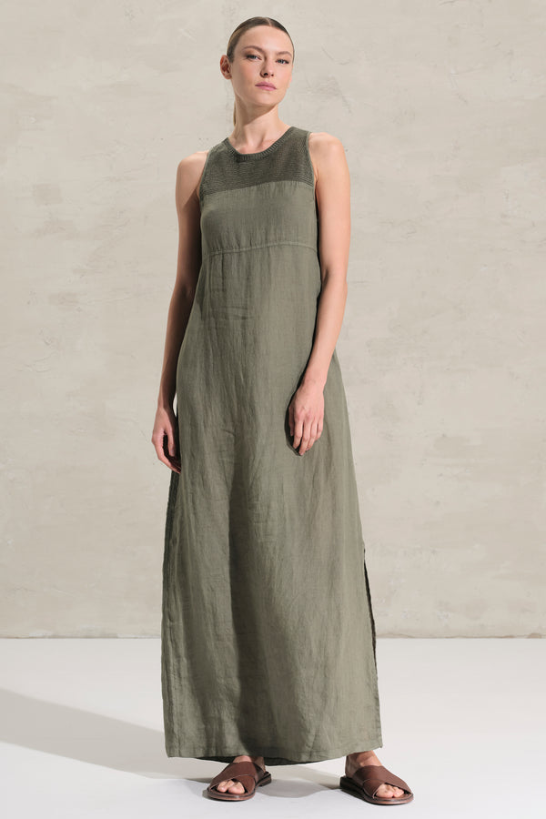 Ärmelloses Maxikleid aus Leinen, obere Hälfte aus Strick. Seitlicher Reißverschluss | 1018.CFDTRDB117.04