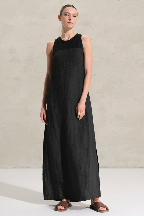 Ärmelloses Maxikleid aus Leinen, obere Hälfte aus Strick. Seitlicher Reißverschluss | 1018.CFDTRDB117.10
