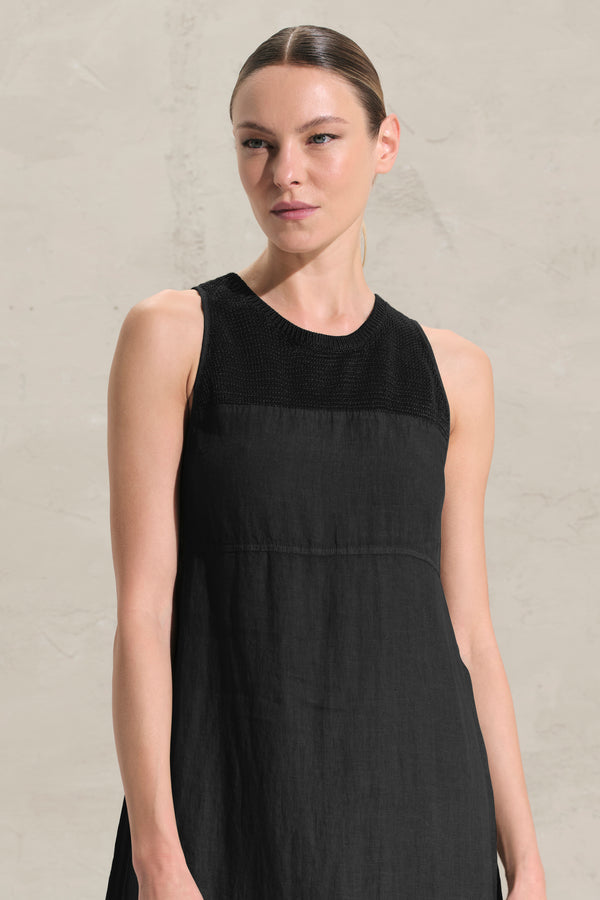 Ärmelloses Maxikleid aus Leinen, obere Hälfte aus Strick. Seitlicher Reißverschluss | 1018.CFDTRDB117.10