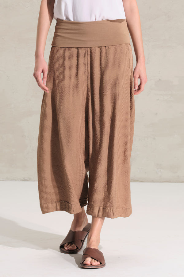 Pantalone cavallo basso in viscosa e seta a righe goffrata. baschina in jersey in vita | 1018.CFDTRDF153.27
