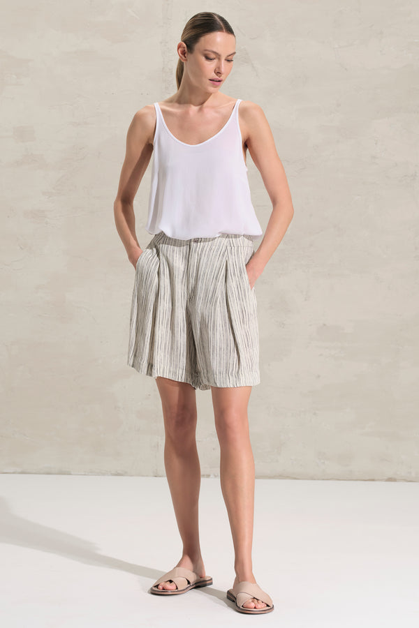 Kurze Hose aus Viskose mit Allover-Streifenprint, hinten mit elastischem Bund und vorne mit tief verlaufenden Falten | 1018.CFDTRDG162.02