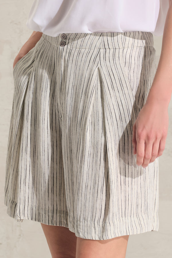 Kurze Hose aus Viskose mit Allover-Streifenprint, hinten mit elastischem Bund und vorne mit tief verlaufenden Falten | 1018.CFDTRDG162.02