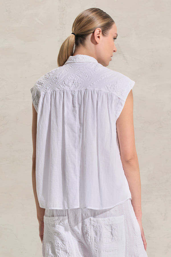 Ärmellose Bluse, gaufriert, aus Jacquard-Gewebe aus Baumwolle und Leinen an der Passe und aus Baumwollmusselin im unteren Teil | 1018.CFDTRDJ192.00