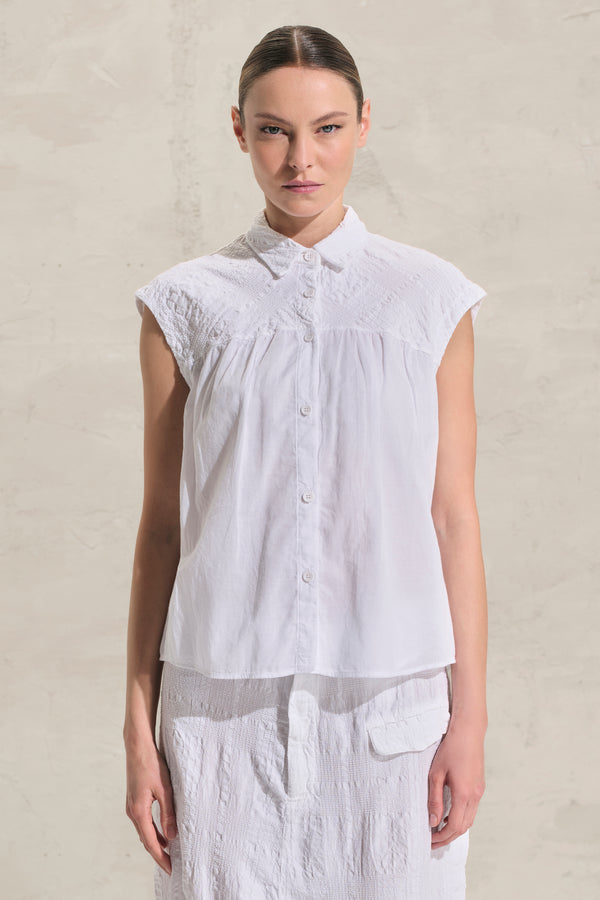 Ärmellose Bluse, gaufriert, aus Jacquard-Gewebe aus Baumwolle und Leinen an der Passe und aus Baumwollmusselin im unteren Teil | 1018.CFDTRDJ192.00