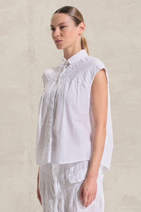 Ärmellose Bluse, gaufriert, aus Jacquard-Gewebe aus Baumwolle und Leinen an der Passe und aus Baumwollmusselin im unteren Teil | 1018.CFDTRDJ192.00