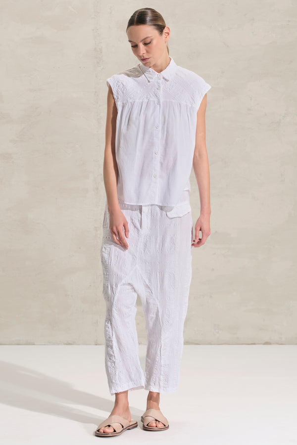 Ärmellose Bluse, gaufriert, aus Jacquard-Gewebe aus Baumwolle und Leinen an der Passe und aus Baumwollmusselin im unteren Teil | 1018.CFDTRDJ192.00