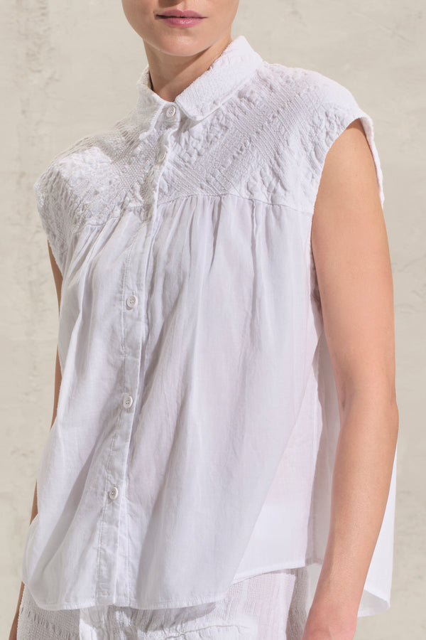 Ärmellose Bluse, gaufriert, aus Jacquard-Gewebe aus Baumwolle und Leinen an der Passe und aus Baumwollmusselin im unteren Teil | 1018.CFDTRDJ192.00