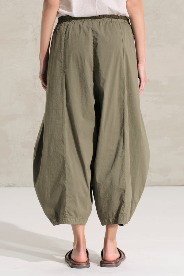 Pantalone dalla forma bombeè in cotone stretch con elastico in vita | 1018.CFDTRDM222.04