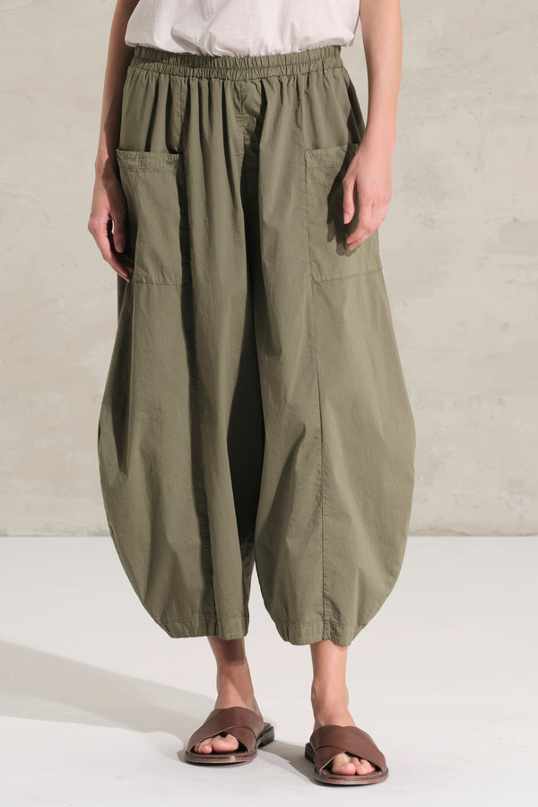 Pantalone dalla forma bombeè in cotone stretch con elastico in vita | 1018.CFDTRDM222.04