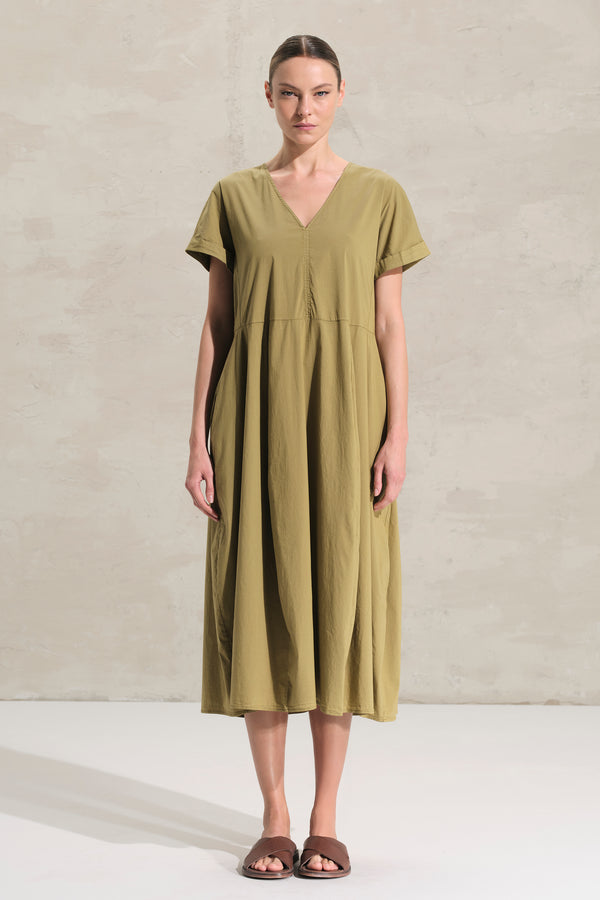 Kleid mit V-Ausschnitt, überknielang mit Zuschnitt mit hoher Taillierung aus Baumwoll-Stretch | 1018.CFDTRDM223.03