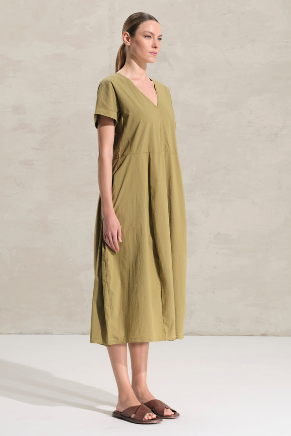 Kleid mit V-Ausschnitt, überknielang mit Zuschnitt mit hoher Taillierung aus Baumwoll-Stretch | 1018.CFDTRDM223.03