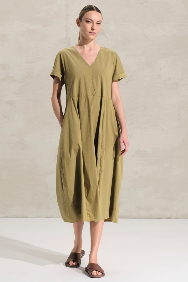 Kleid mit V-Ausschnitt, überknielang mit Zuschnitt mit hoher Taillierung aus Baumwoll-Stretch | 1018.CFDTRDM223.03