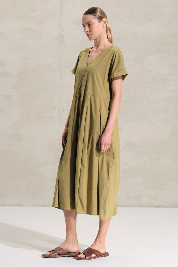 Kleid mit V-Ausschnitt, überknielang mit Zuschnitt mit hoher Taillierung aus Baumwoll-Stretch | 1018.CFDTRDM223.03