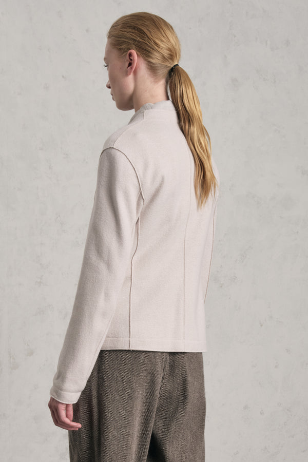 Doubleface-Jacke mit V-Ausschnitt mit offenkantiger Verarbeitung, Fischgratmuster auf der Außenseite und Innenseite unifarben | 1019.CFDTRE10451.102