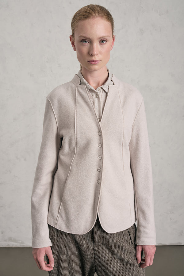Doubleface-Jacke mit V-Ausschnitt mit offenkantiger Verarbeitung, Fischgratmuster auf der Außenseite und Innenseite unifarben | 1019.CFDTRE10451.102