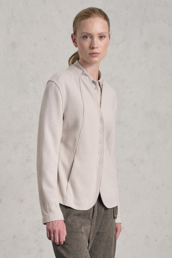 Doubleface-Jacke mit V-Ausschnitt mit offenkantiger Verarbeitung, Fischgratmuster auf der Außenseite und Innenseite unifarben | 1019.CFDTRE10451.102