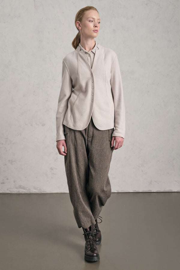 Doubleface-Jacke mit V-Ausschnitt mit offenkantiger Verarbeitung, Fischgratmuster auf der Außenseite und Innenseite unifarben | 1019.CFDTRE10451.102