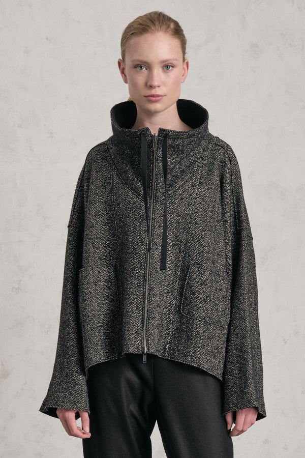 Ausgestellte Oversize-Wendejacke, Doubleface, aus Wolle mit Fischgratmuster auf der Außenseite und Innenseite unifarben | 1019.CFDTRE10452.310
