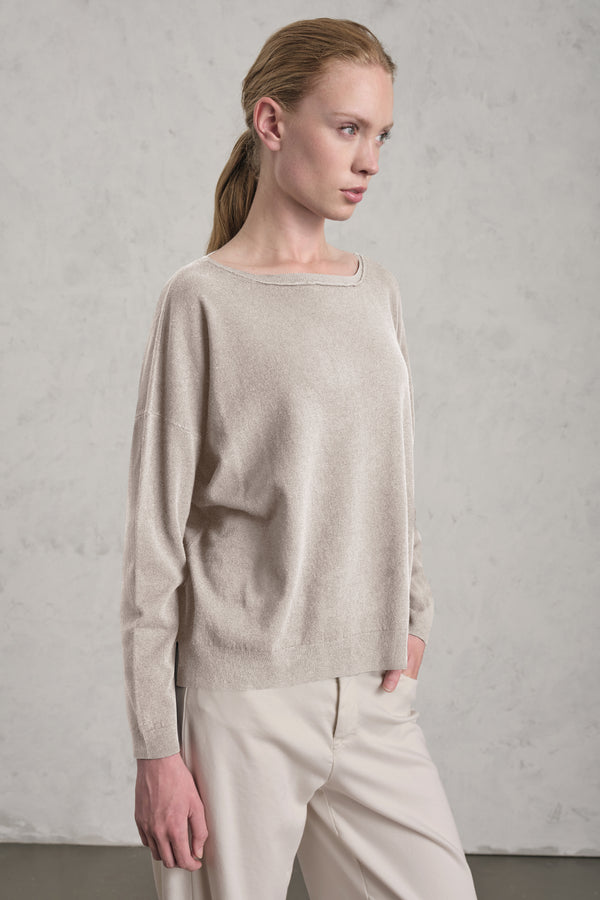 Maglia oversize in viscosa e lana. linea a scatola, collo a barchetta | 1019.CFDTRE11462.01