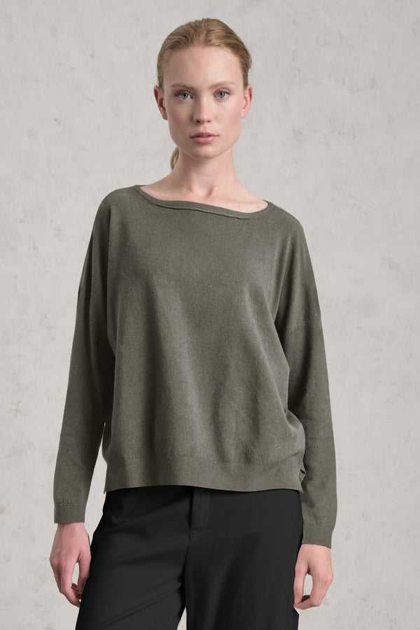 Pull oversize en laine et viscose. Coupe boxy, encolure bateau | 1019.CFDTRE11462.04