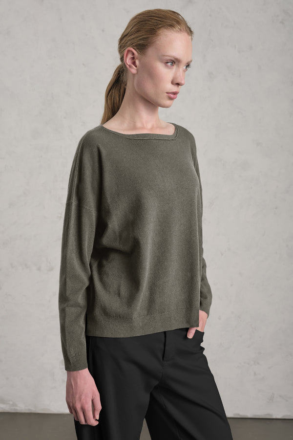 Pull oversize en laine et viscose. Coupe boxy, encolure bateau | 1019.CFDTRE11462.04