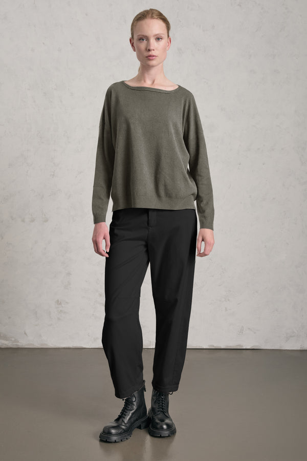 Pull oversize en laine et viscose. Coupe boxy, encolure bateau | 1019.CFDTRE11462.04
