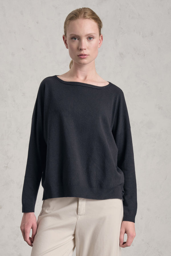 Pull oversize en laine et viscose. Coupe boxy, encolure bateau | 1019.CFDTRE11462.05