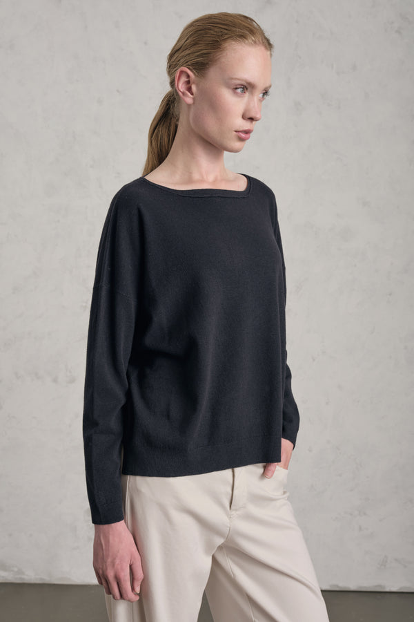 Pull oversize en laine et viscose. Coupe boxy, encolure bateau | 1019.CFDTRE11462.05