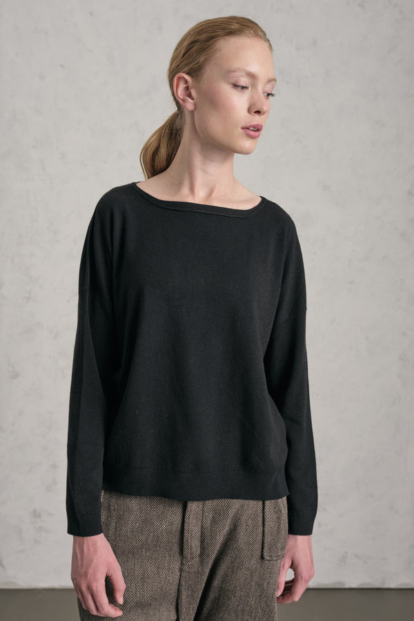 Pull oversize en laine et viscose. Coupe boxy, encolure bateau | 1019.CFDTRE11462.10