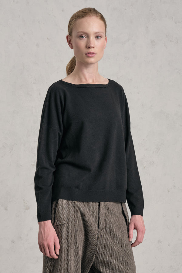 Pull oversize en laine et viscose. Coupe boxy, encolure bateau | 1019.CFDTRE11462.10