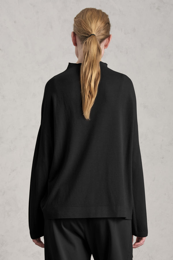 Maglia oversize in viscosa e lana. linea a scatola, collo a vulcano | 1019.CFDTRE11463.10