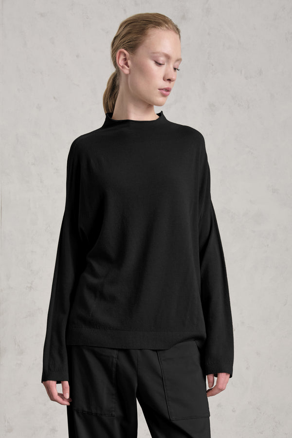 Maglia oversize in viscosa e lana. linea a scatola, collo a vulcano | 1019.CFDTRE11463.10
