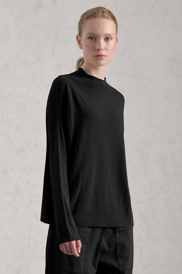 Maglia oversize in viscosa e lana. linea a scatola, collo a vulcano | 1019.CFDTRE11463.10