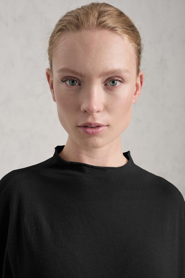 Maglia oversize in viscosa e lana. linea a scatola, collo a vulcano | 1019.CFDTRE11463.10