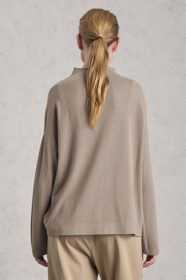 Maglia oversize in viscosa e lana. linea a scatola, collo a vulcano | 1019.CFDTRE11463.31