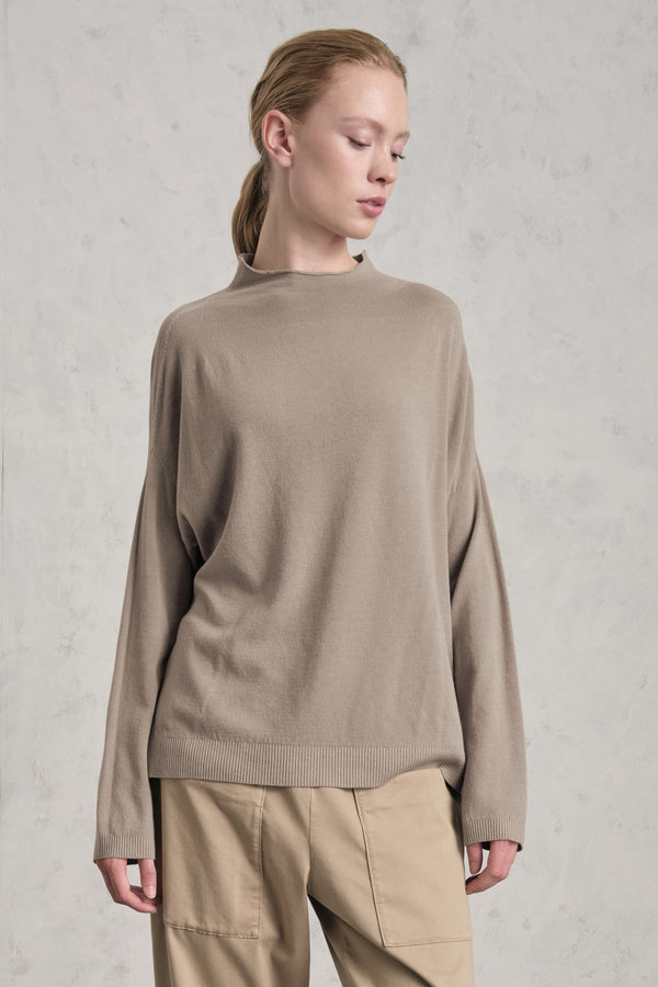 Maglia oversize in viscosa e lana. linea a scatola, collo a vulcano | 1019.CFDTRE11463.31