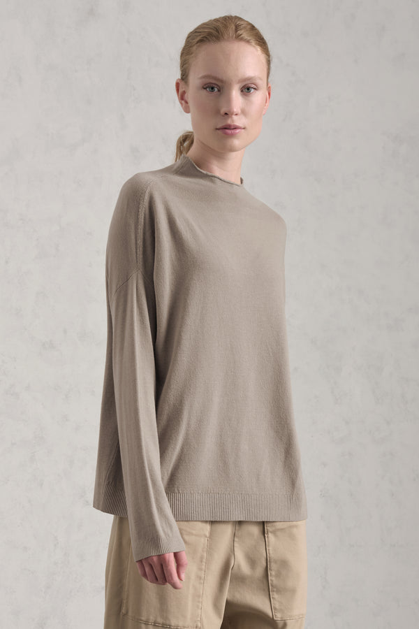 Maglia oversize in viscosa e lana. linea a scatola, collo a vulcano | 1019.CFDTRE11463.31