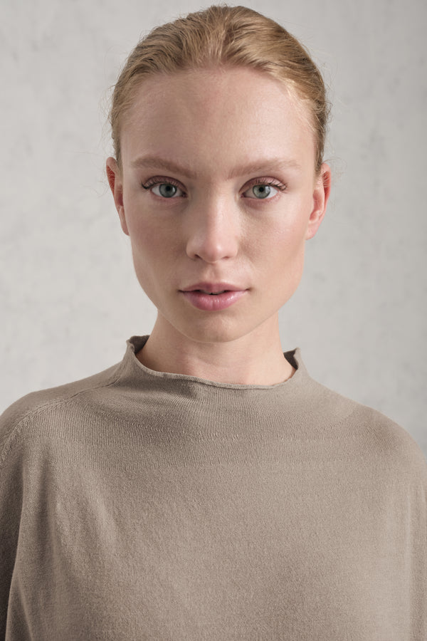 Maglia oversize in viscosa e lana. linea a scatola, collo a vulcano | 1019.CFDTRE11463.31