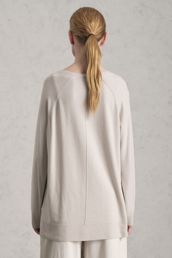 Pull oversize à col V en maille de laine et viscose | 1019.CFDTRE11466.01
