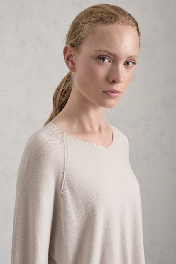 Pull oversize à col V en maille de laine et viscose | 1019.CFDTRE11466.01