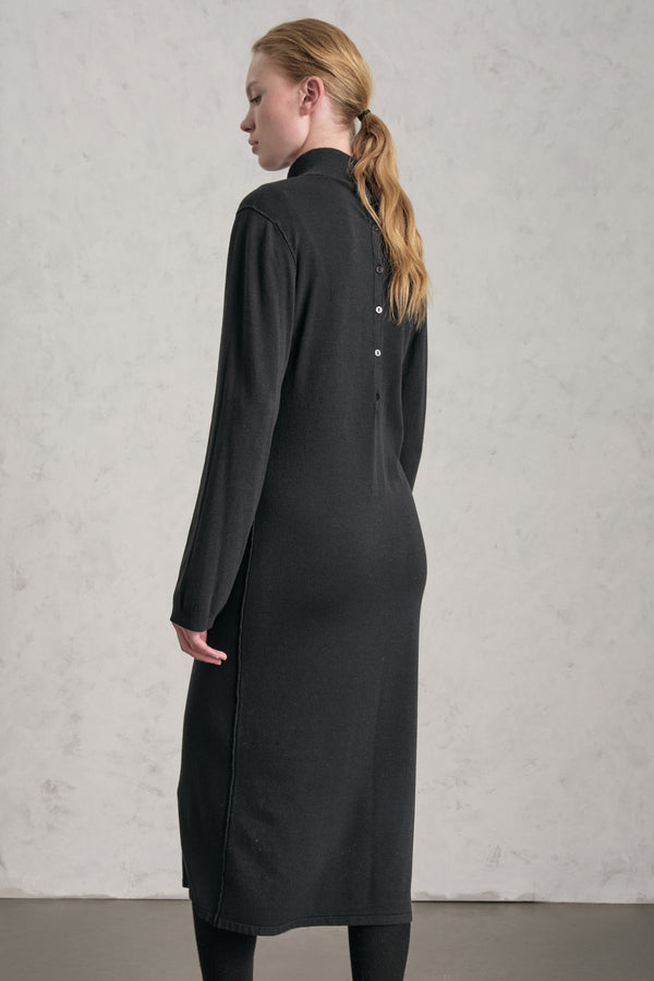 Abito lungo slim fit in maglia di viscosa e lana con collo alto in costina e bottoni in madreperla a | 1019.CFDTRE11467.10